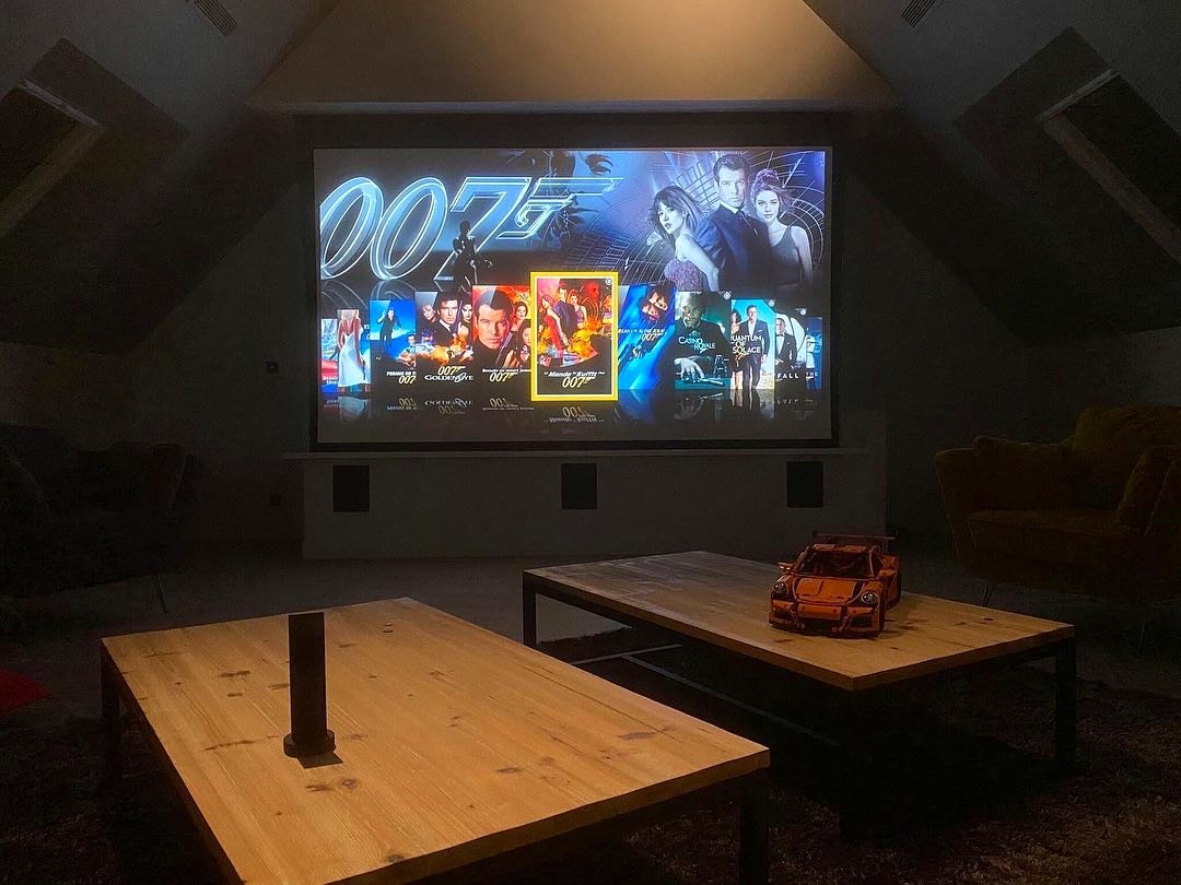 Salle de cinéma privée, écran grand format encastré
