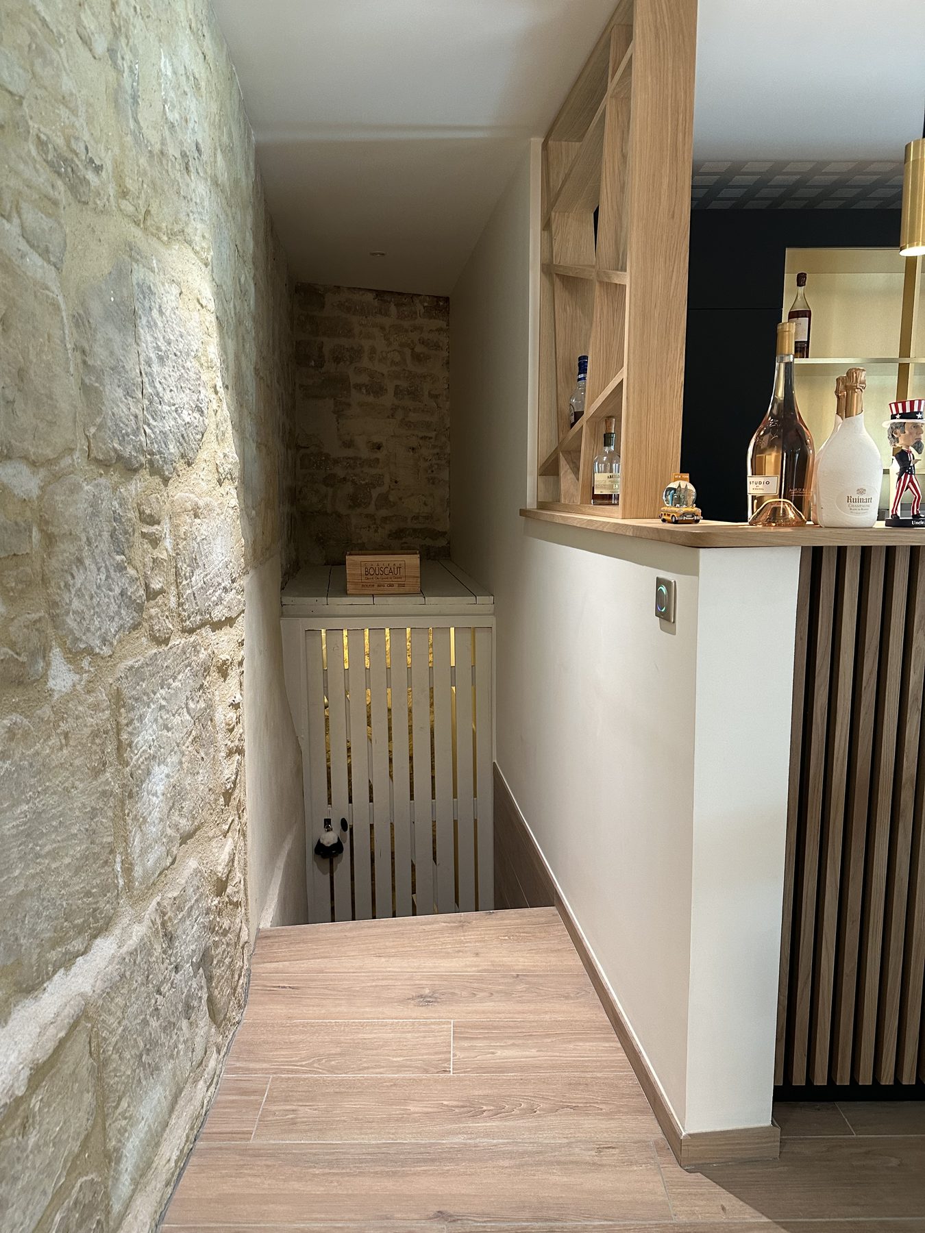 Cave et bar en pierre ancienne, éclairage doré