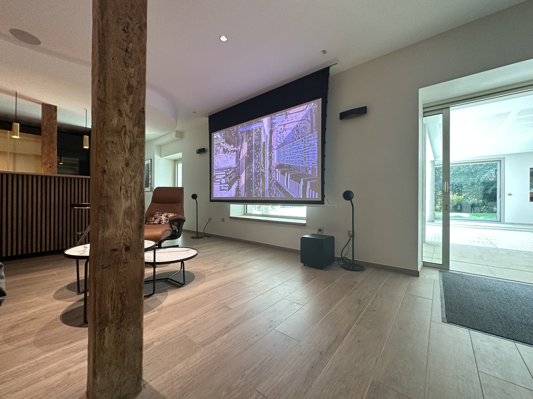 Home cinéma à écran descendant dans le salon, son immersif