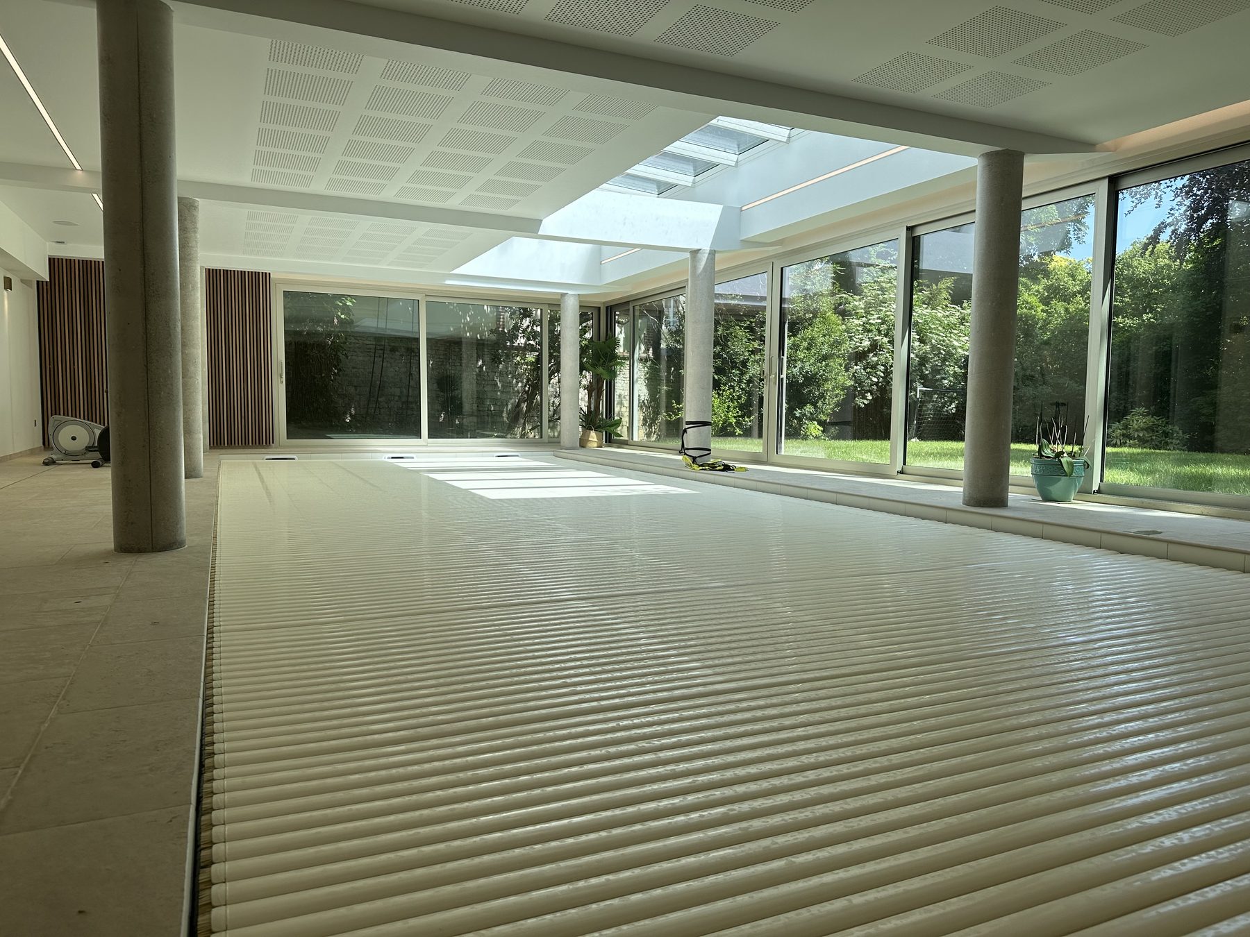 Piscine à volet immergé et plafond acoustique