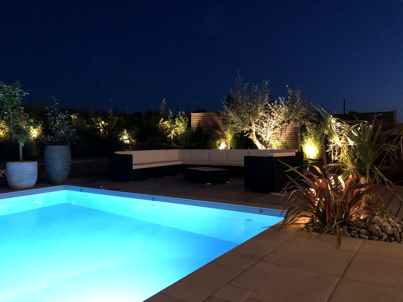Piscine et terrasse éclairées de nuit